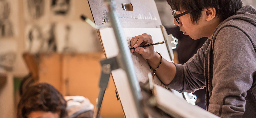  North Seattle College student drawing in life drawing class 