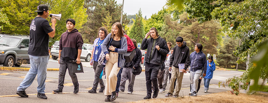  Students and faculty walking on a field trip 